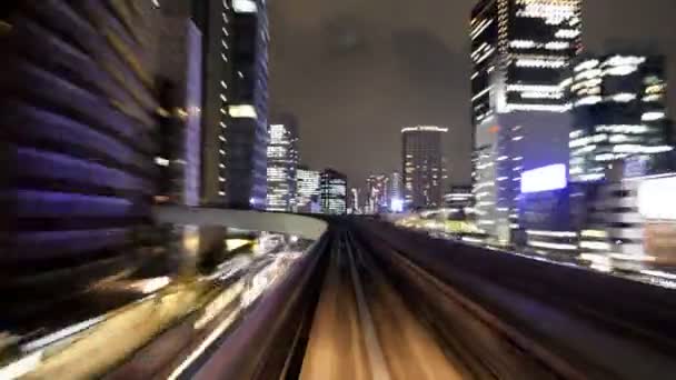 Met de trein over de brug van de regenboog en door Tokyo — Stockvideo