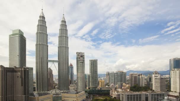 Nebeský most mezi Petronas Twin Towers — Stock video