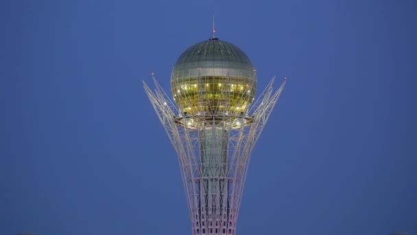 Bayterek 塔在夜间照明 — 图库视频影像