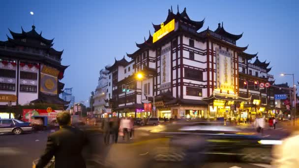 Gente que cruza al bazar Yuyuan — Vídeo de stock