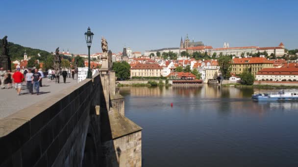 Ponte Carlo sul fiume Vitava, Praga — Video Stock