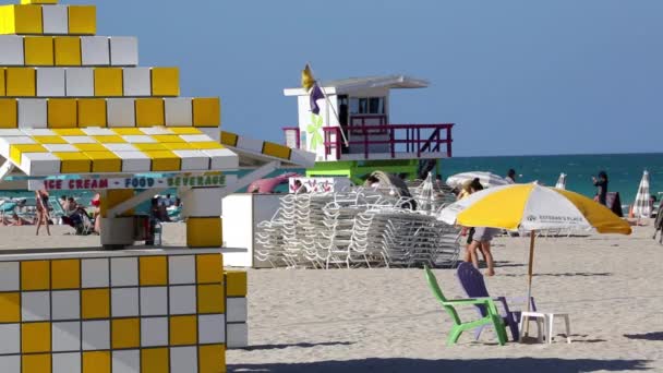 Art Deco-stil Lifeguard Hut på Miami Beach — Stockvideo