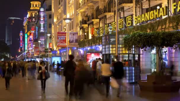 Piétons marchant devant les magasins sur Nanjing Road — Video