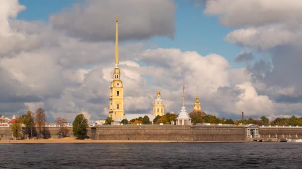Peter och Paul Fortress på Neva vid floden — Stockvideo