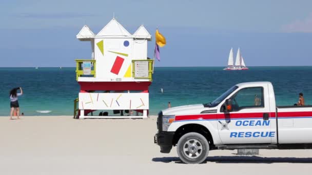 Art-Deco-Stil Rettungsschwimmhütte am Strand von Miami — Stockvideo