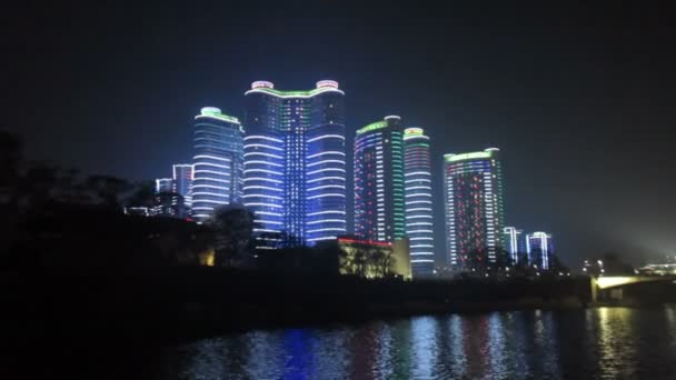 Moderna byggnader i centrala Pyongyang — Stockvideo