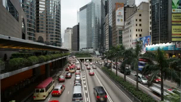 Queensway, Hong Kong boyunca hareket eden araçlar — Stok video