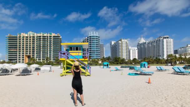 Art-Deco-Stil Rettungsschwimmhütte am Strand von Miami — Stockvideo