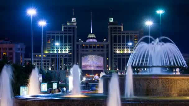 Fountains in front of the KazMunaiGas building — Stock Video