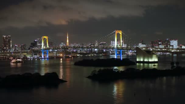 Tokyo Tower och Rainbow Bridge på natten — Stockvideo