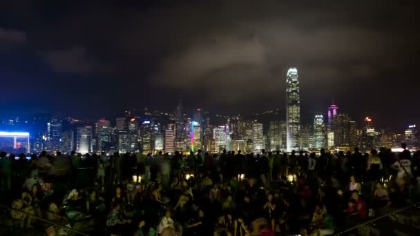 Mensen kijken lichtshow, Hong Kong — Stockvideo