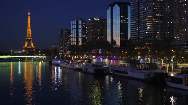 River seine ve Eyfel Kulesi, paris — Stok video