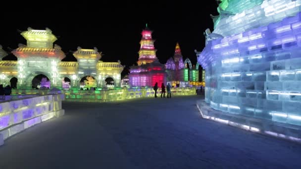 Verlichte ijssculpturen op het Harbin ijs — Stockvideo