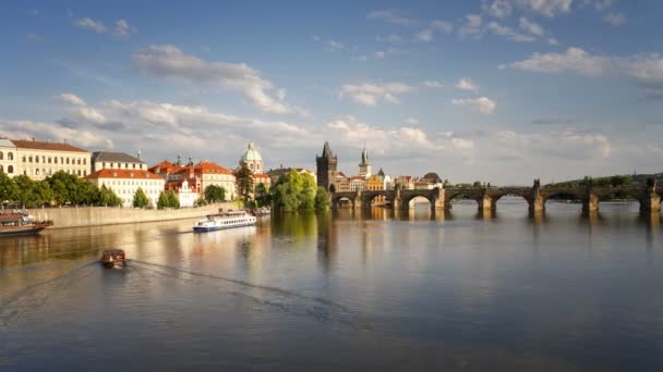 Ponte Carlo, fiume Moldava, Praga — Video Stock