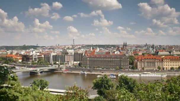 Лодки удовольствия на реке Витава, Прага — стоковое видео