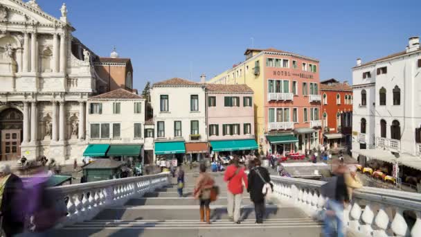 Människor som passerar en bro, Venedig — Stockvideo