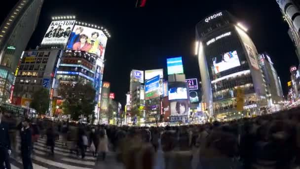 Fotgängare och trafiken över Shibuya Crossing — Stockvideo