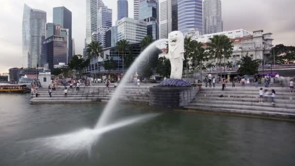 都市のスカイライン、シンガポールのマーライオン像 — ストック動画
