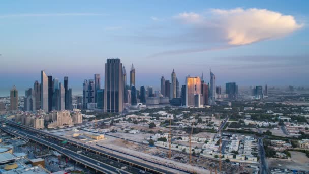 Dubai trafik och höga byggnader — Stockvideo