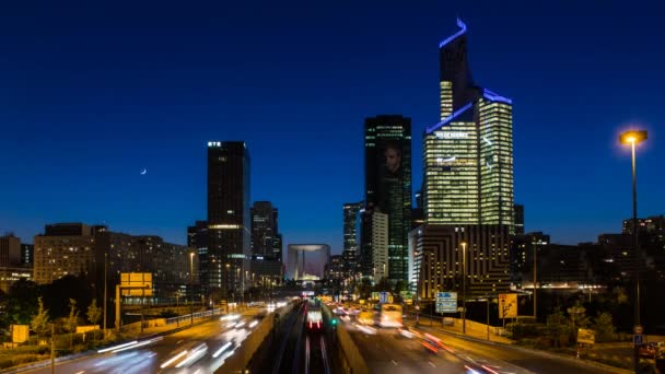 Camino de París que conduce hacia La Grand Arche — Vídeos de Stock