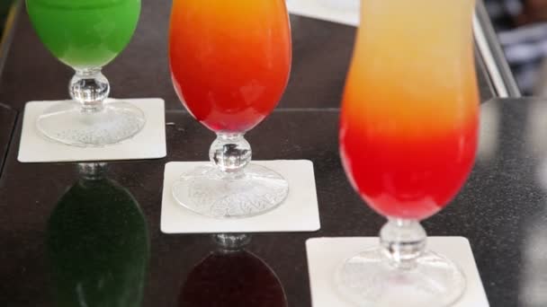 Singapur Sling Cocktails en el Long Bar — Vídeos de Stock