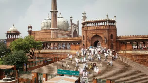 Menschen verlassen die jama masjid — Stockvideo