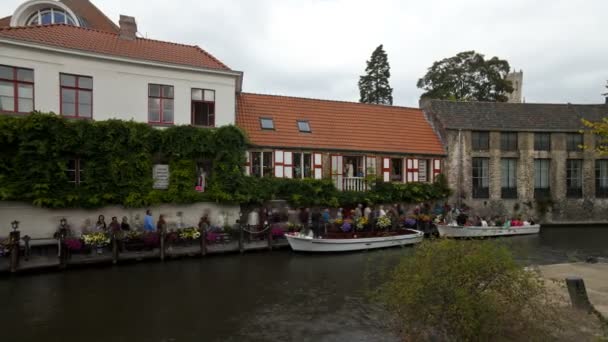Vergnügungsboot mit Touristen in der Stadt Brügge — Stockvideo