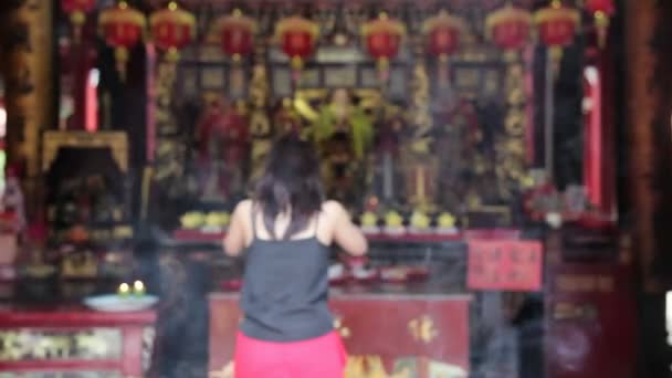 Frau betet an einem Tempel — Stockvideo