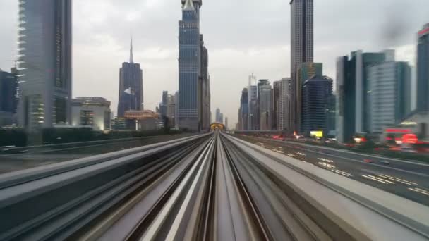 Viaje en el sistema de metro ferroviario elevado de Dubai — Vídeo de stock