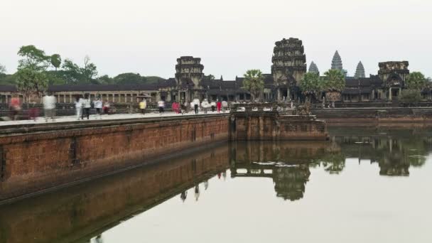 Туристы, посетившие храм Ангкор-Ват — стоковое видео