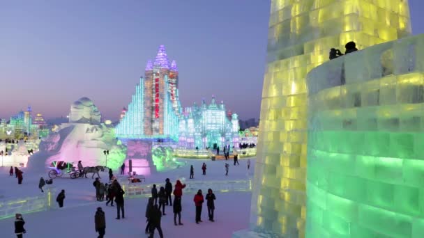 Esculturas de hielo iluminadas en el Hielo Harbin — Vídeos de Stock