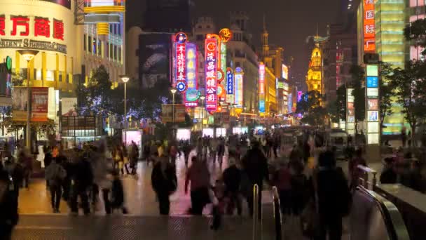 Piétons marchant devant les magasins sur Nanjing Road — Video