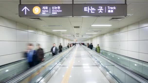 ソウルの地下鉄のエスカレーターで通勤中 — ストック動画