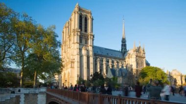 Notre Dame Katedrali dışındaki turistler, Paris