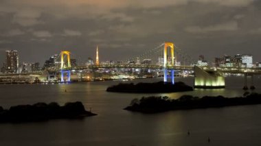 Tokyo Kulesi ve gece Gökkuşağı Köprüsü