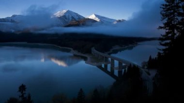 Sylvenstein Lake, Almanya üzerinde köprü