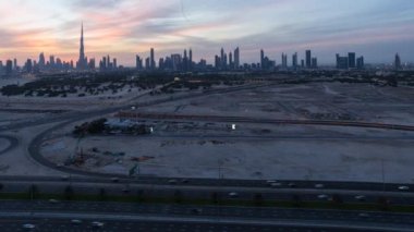 Uluslararası Dubai Kongre ve Sergi Sarayı ile Dubai şehir silüetinin