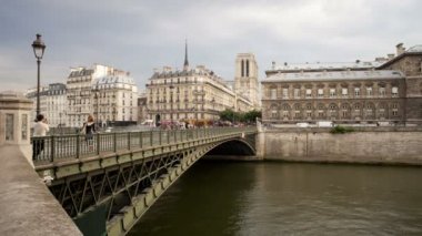 Paris'te seine Nehri üzerinde köprü