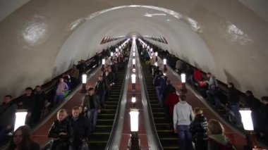 Metroya lider yürüyen merdiven