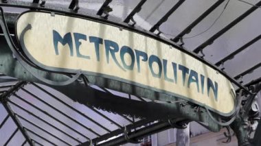 Art deco Metropolitain işareti
