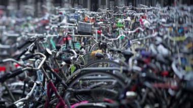 Amsterdam'da park etmiş bisikletler