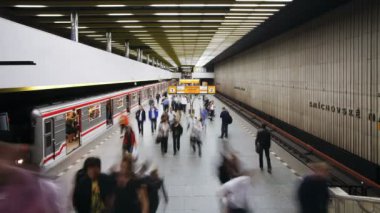 Prag'daki İstasyona gelen tren