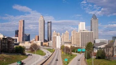 Özgürlük ağaçlı yol ve Downtown Atlanta manzarası