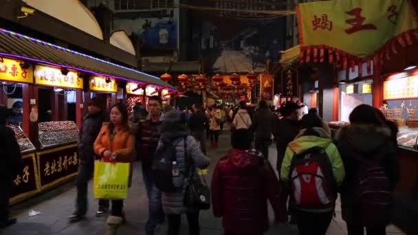 Gıda tezgahları Wanfujing Dajie Street, Pekin — Stok video