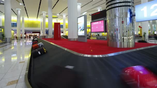 L'arrivée des bagages sur le carrousel à l'aéroport — Video