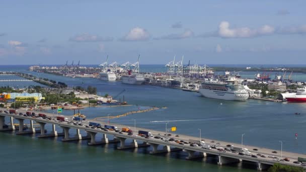 Mac Arthur Causeway och kryssningshamnen Port of Miami — Stockvideo