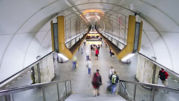 Cercanías en la estación de metro de Praga — Vídeo de stock
