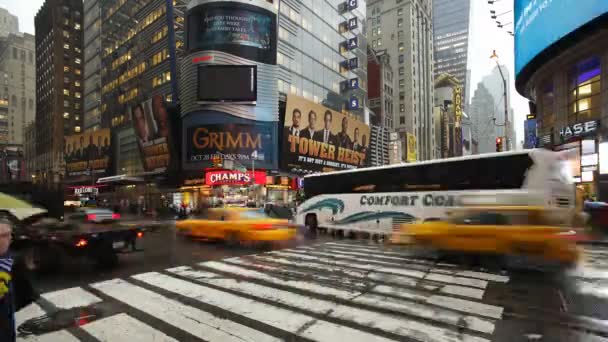 Druk kruispunt op 42nd street, Manhattan — Stockvideo