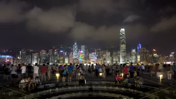 Menschen beobachten Lichtshow, hong kong — Stockvideo