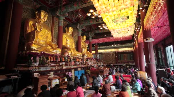 Adoradores dentro do Templo Jogyesa — Vídeo de Stock